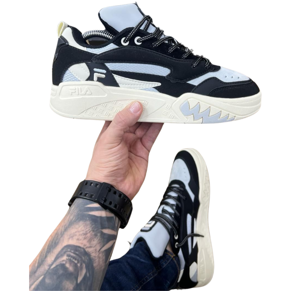 ZAPATILLAS FILA TABLA HOMBRE: Calidad, Estilo y Confort Las ZAPATILLAS FILA TABLA HOMBRE son la elección perfecta para quienes buscan combinar estilo y comodidad. En Onlineshoppingcenterg, sabemos que encontrar el calzado adecuado es esencial, por eso te ofrecemos una guía completa para ayudarte a tomar la mejor decisión de compra.  ¿Por Qué Elegir ZAPATILLAS FILA TABLA HOMBRE? Las ZAPATILLAS FILA TABLA HOMBRE destacan por su diseño versátil y durabilidad. Estas zapatillas están diseñadas para ofrecer soporte en cada paso, sin sacrificar el estilo. Ya sea para un día casual o una salida deportiva, las zapatillas Fila se adaptan a cualquier ocasión.  Diseño Clásico con Toques Modernos Las ZAPATILLAS FILA TABLA HOMBRE combinan lo mejor de ambos mundos: un diseño clásico que nunca pasa de moda con detalles modernos que las hacen destacar. Si estás buscando zapatillas Fila hombre originales, estas son la opción ideal.  Confort Todo el Día Estas zapatillas están equipadas con una suela que brinda amortiguación y soporte, haciendo que caminar o correr sea una experiencia cómoda. Además, el material transpirable mantiene tus pies frescos durante todo el día.